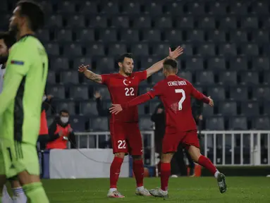 Gelandang Turki, Cengiz Under (kanan) berselebrasi dengan rekannya  Kaan Kayhan usai mencetak gol ke gawang Rusia pada pertandingan UEFA Nations League di Stadion Sukru Saracoglu, Istanbul, Minggu (15/11/2020). Turki menang tipis atas Rusia 3-2. (AP Photo)