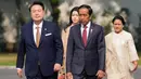 Yoon Suk Yeol dan Kim Keon Hee disambut Jokowi dan Iriana. (AP Photo/Achmad Ibrahim)