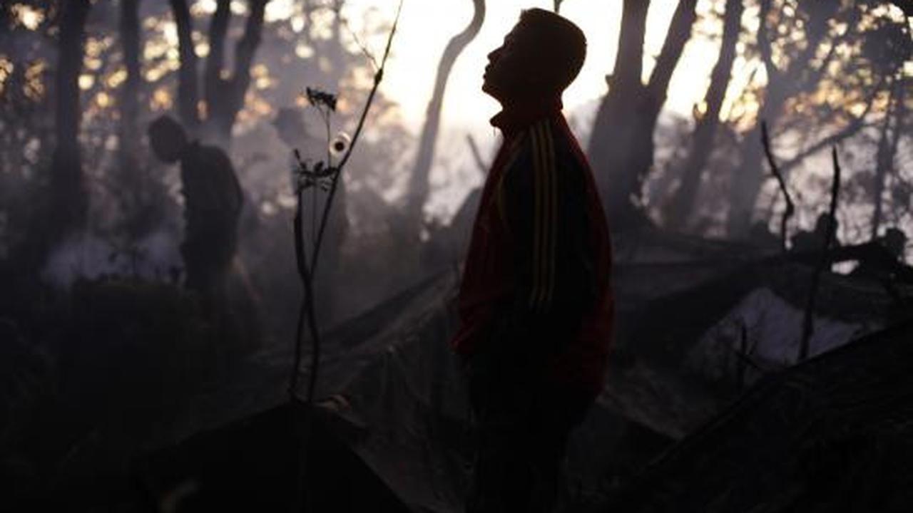 Seorang tentara Indonesia berjalan mempersiapkan pencarian korban kece 