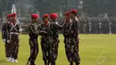 KSAD Jenderal Gatot Nurmantyo (tengah) mengganti tanda kepangkatan Mayjen TNI Agus Sutomo saat upacara serah terima jabatan Danjen Kopassus di Markas Kopassus, Cijantung, Jaktim, (24/10/2014). (Liputan6.com/Helmi Fithriansyah)