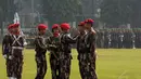 KSAD Jenderal Gatot Nurmantyo (tengah) mengganti tanda kepangkatan Mayjen TNI Agus Sutomo saat upacara serah terima jabatan Danjen Kopassus di Markas Kopassus, Cijantung, Jaktim, (24/10/2014). (Liputan6.com/Helmi Fithriansyah)