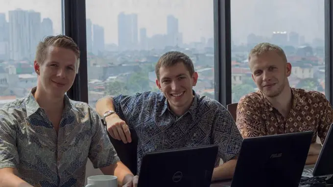 Foto Pakai Baju Batik, Para Bule Ini Malah Bikin Ngakak!