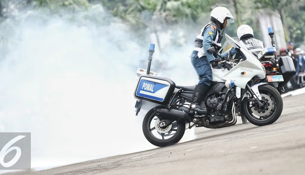 Atraksi pasukan Polisi Militer TNI AL mengendarai motor gede saat Hut Polisi Militer Angkatan Laut ke-70 di Mako Puspomal TNI AL, Jakarta, Jumat (19/2/2016). HUT Pomal setiap tahunnya diperingati pada 20 Februari. (Liputan6.com/Faizal Fanani)