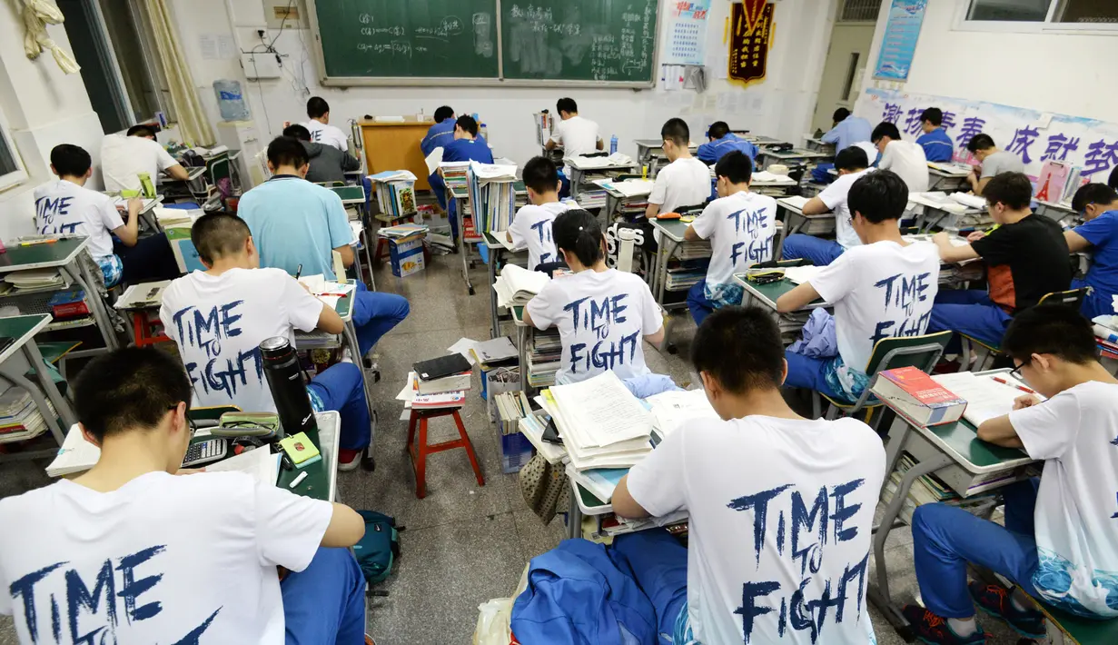 Suasana para siswa mengerjakan soal menjelang ujian tahunan "Gaokao" atau ujian masuk perguruan tinggi di China, Handan, provinsi Hebei Utara (23/5). Gaokao China akan berlangsung 7-8 Juni tahun ini. (AFP Photo/China Out)