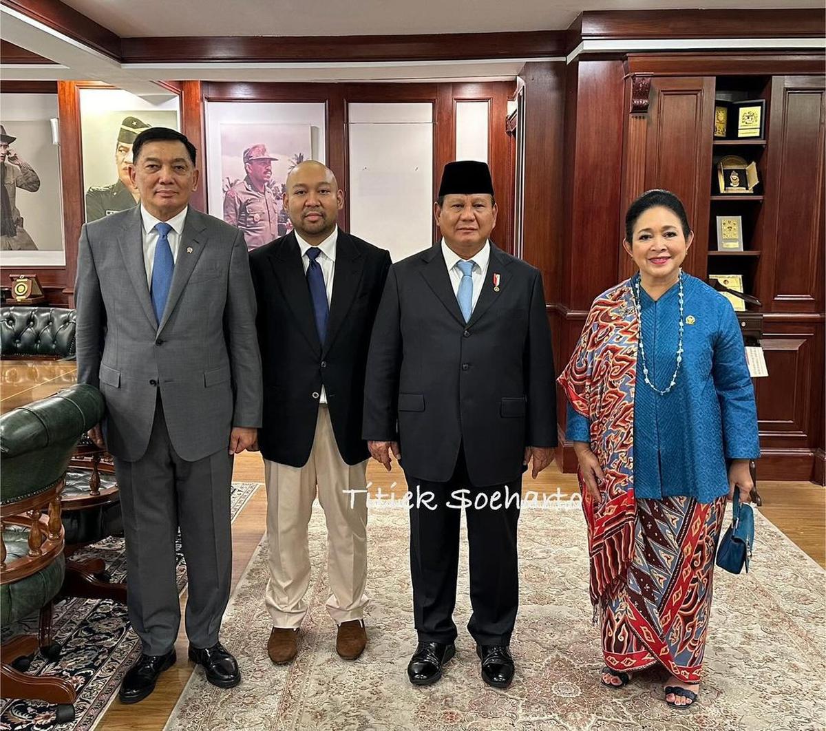 Gaya Kece Titiek Soeharto Foto Bareng Presiden Prabowo di Acara Sertijab Menhan