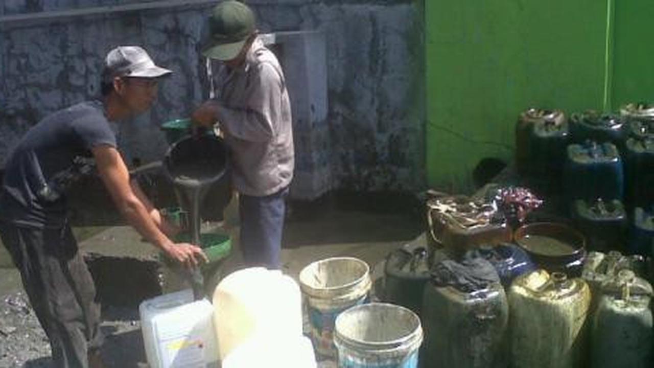 Warga tampung oli di pabrik yang terbakar