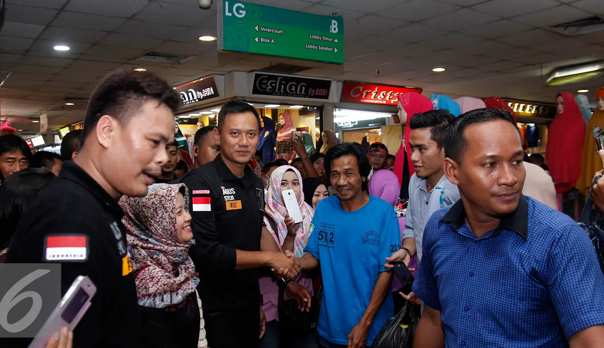 Agus Harimurti Yudhoyono bersalaman dengan para pedagang saat kampanye di Pasar Tanah Abang, Jakarta, Kamis (1/12). Agus berjanji bila terpilih akan memikirkan solusinya dan meningkatkan fasilitas yang kurang di tanah abang. (Liputan6.com/Johan Tallo)