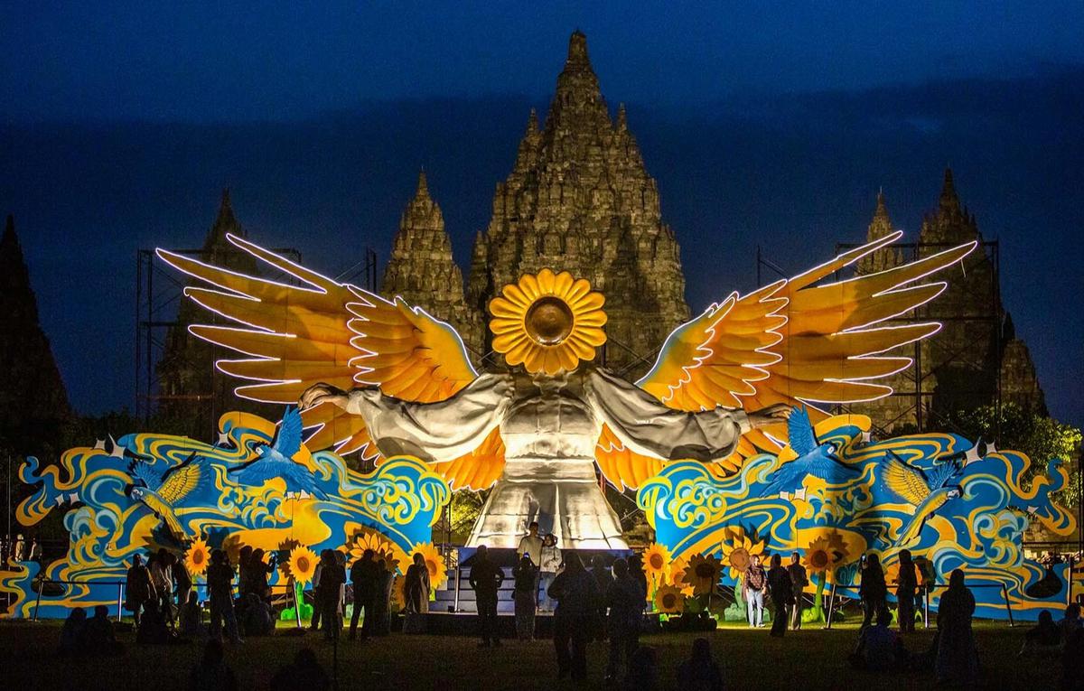 FOTO: Sun Flower Angel Hadirkan Nuansa Baru di Kawasan Candi Prambanan