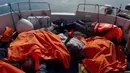 Mayat imigran yang ditemukan saat tenggelam di Laut Aegea, Turki, (8/2). Ada 35 imigran yang tenggelam dan ditemukan tewas. (STR / AFP)