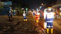 Pemerintah Kota Bandung menetapkan status tanggap darurat setelah banjir bandang menerjang kawasan Cicaheum, dua hari lalu. (Liputan6.com/Huyogo Simbolon)