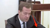 Ironisnya, Medvedev dilaporkan kepergok mengenakan smartwatch debutan Apple tersebut saat menemui Presiden Vladimir Putin.