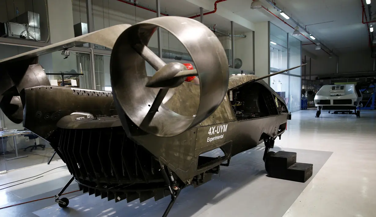 Detail prototipe mobil terbang tanpa awak, Cormorant, yang sedang dirakit di bengkel Urban Aeronautics di Yavne, Israel, 22 Desember 2016. Setelah hampir 15 tahun, kini mobil terbang tersebut memasuki tahap penyempurnaan. (REUTERS/Amir Cohen)