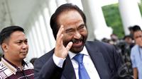 Ketum Partai Nasdem, Surya Paloh tampak memberikan salam kepada sejumlah wartawan di Istana Negara, Jakarta, Kamis (15/1/2015). (Liputan6.com/Faizal Fanani)