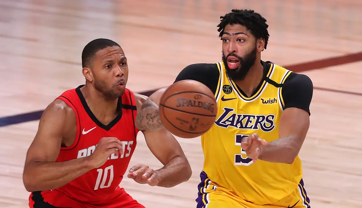 Pebasket LA Lakers, Anthony Davis, berebut bola dengan pebasket Houston Rockets, Eric Gordon, pada semifinal playoff NBA di ESPN Wide World Sports, Orlando, Jumat (11/9/2020). LA Lakers menang 110-100 atas Houston Rockets. (AFP/Michael Reaves/Getty Images)