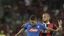 Pemain Nice, Wesley Sneijder (kanan) berusaha merebut bola dari pemain Napoli, Jorginho pada leg kedua kualifikasi Liga Champions di Stadion Allianz Riviera, Nice (22/8/2017). Napoli menang agregat 4-0. (AP/Claude Paris)