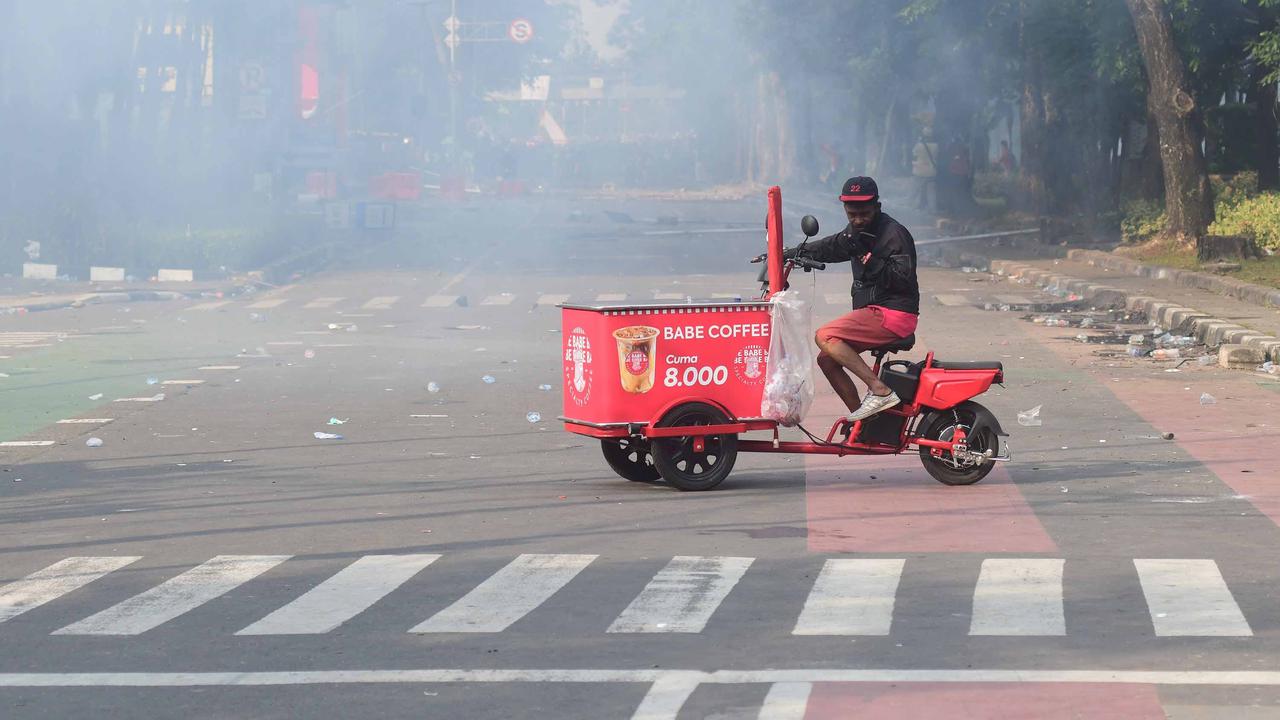 FOTO: Demo Ricuh di Kwitang Usai Kematian Driver Ojol Tertabrak Rantis Brimob