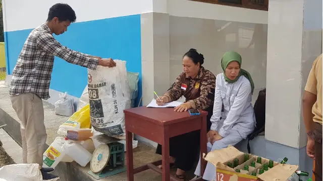 Lewat program edukasi,tim CSR PT IMIP memberikan pemahaman mengenai pengelolaan sampah kepada para siswa di sekitar. (Dok IMIP)