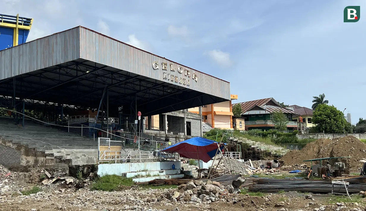 Suasana renovasi pada bagian tribune dan lapangan Stadion Gelora Kie Raha yang terletak di Ternate, Maluku Utara pada Kamis, (14/3/2024). Stadion yang akan digunakan oleh Malut United untuk Liga 1 musim depan tersebut diperkirakan bakal menampung 8 hingga 10 ribu penonton. (Bola.com/Hery Kurniawan)