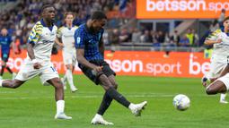 Nerazzurri memastikan titel tersebut setelah mengalahkan Parma dengan skor 2-0 melalui gol Marcus Thuram (45+1') dan Henrikh Mkhitaryan (80'). (AP Photo/Luca Bruno)