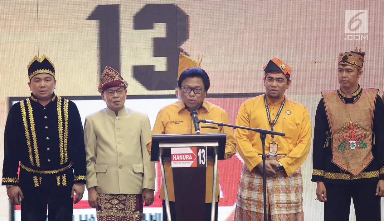 Ketua Umum Partai Hanura Oesman Sapta Odang (OSO) memberi sambutan dalam pembukaan Rakernas Hanura di Pekanbaru, Riau, Selasa (8/5). Dalam sambutannya, OSO menyampaikan bahwa Presiden Jokowi batal menghadiri acara tersebut. (Liputan6.com/Herman Zakharia)
