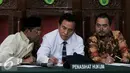 Sekjen Partai Golkar, Idrus Marham (kiri) berbincang dengan Penasihat Hukum, Yusril Ihza Mahendra saat sidang putusan sengketa dualisme partai Golkar di Pengadilan Negri Jakarta Utara, Jumat, (24/7/2015). (Liputan6.com/Johan Tallo)