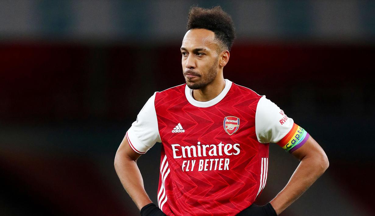 Striker Arsenal, Pierre-Emerick Aubameyang, tampak lesu usai ditaklukkan Burnley pada laga Liga Inggris pada laga Liga Inggris di Stadion Emirates, Senin (14/12/2020). Arsenal takluk 0-1 dari Burnley. (Laurence Griffiths/Pool/AFP)