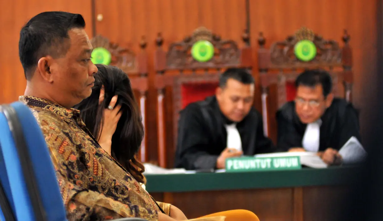 Siti Badriah terlihat memegang kepala saat sidang lanjutan dugaan pelanggaran hak cipta oleh PT Vista Pratama di Pengadilan Negeri Jakarta Utara pada Selasa (18/8/2015). Siti Badriah hadir sebagai saksi dalam sidang tersebut. (Liputan6.com/Panji Diksana)