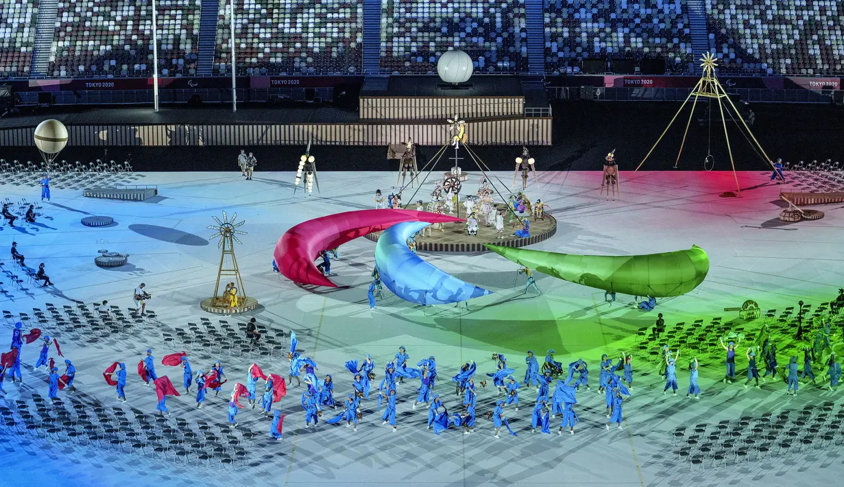 Penampil berpartisipasi dalam Upacara Pembukaan Paralimpiade Tokyo 2020 di Tokyo, Selasa, 24 Agustus 2021. (OIS via AP Photo/Bob Martin)