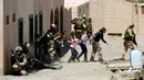 Sejumlah warga sipil dievakuasi ke zona aman oleh tentara Kanada selama operasi ekstraksi non-agresif di sebuah desa dalam simulasi latihan Rim Pasifik (RIMPAC) 2016 di Camp Pendleton, California, Amerika Serikat, (11/7). (REUTERS/Mike Blake)