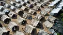 Namun apa yang mereka dapati adalah sebuah kota yang berada dalam kondisi terpuruk, kewalahan menghadapi populasi berlipat ganda. (AP Photo/Ashraf Amra)