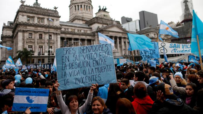 Para aktivis yang menentang legalisasi aborsi berdemonstrasi di luar Kongres Nasional di Buenos Aires, Argentina, Rabu (8/8). Senat Argentina menggelar pemungutan suara terkait RUU yang akan melegalkan aborsi. (AP Photo/Natacha Pisarenko)