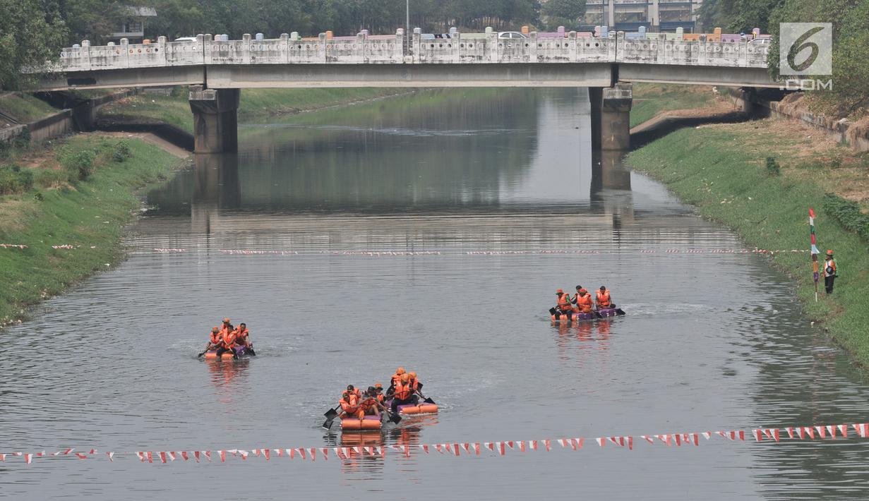 Petugas dari UPK Badan Air Dinas Lingkungan Hidup Kecamatan Duren Sawit beradu kecepatan saat lomba dayung di Kanal Banjir Timur, Jakarta, Sabtu (17/8/2019). (merdeka.com/ Iqbal S. Nugroho)