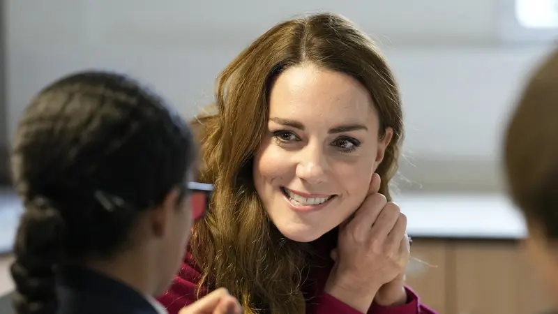 Momen Kate Middleton Dampingi Siswa Saat Pelajaran Sains