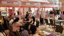 Pengunjung menyantap makanan dalam Mall Lotte Shopping Avenue, Jakarta, Rabu (21/7/2022). Pemerintah Indonesia mulai mewajibkan vaksinasi lanjutan atau booster Covid-19 sebagai syarat bepergian dan masuk ke tempat umum, salah satunya mal sejak 17 Jui 2022. (Liputan6.com/Faizal Fanani)