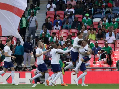 Pemain Inggris melakukan selebrasi usai mencetak gol ke gawang Nigeria dalam laga uji coba Piala Dunia 2018 di Stadion Wembley, London, Inggris, Sabtu (2/6). Inggris berhasil menekuk Nigeria dengan skor 2-1.  (AP Photo/Matt Dunham)