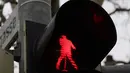 Sebuah lampu lalu lintas bergambar siluet Elvis Presley tengah berdansa di Friedberg, Jerman pada 7 Desember 2018. Lampu merah memperlihatkan si Raja Rock and Roll itu tengah berdiri memegang mikrofon. (Yann Schreiber / AFP)