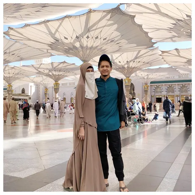 Perdana Puasa Sendiri, Ini 6 Kenangan Dhini Aminarti dan Dimas Seto Umroh Bareng