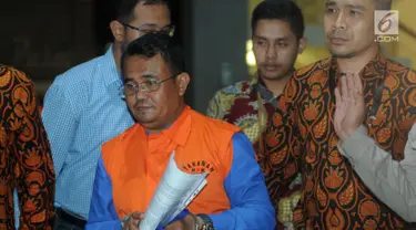 Bupati Bengkayang, Suryadman Gidot dikawal petugas usai menjalani pemeriksaan pasca OTT di Gedung KPK, Jakarta, Rabu (4/9/2019). Suryadman Gidot resmi ditahan bersama 4 tersangka terkait dugaan suap proyek di lingkungan Kabupaten Bengkayang, Kalimatan Barat. (merdeka.com/Dwi Narwoko)