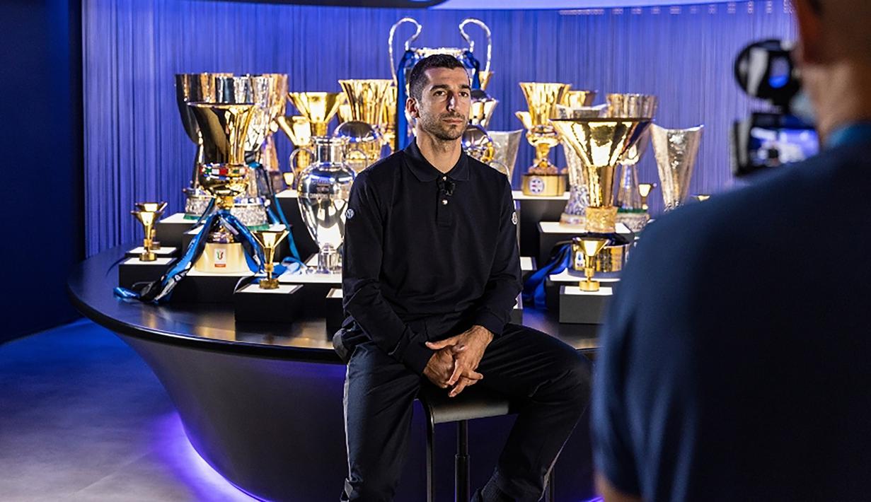 Henrikh Mkhitaryan. Gelandang serang Armenia berusia 33 tahun ini baru saja didatangkan Inter Milan secara gratis dari AS Roma yang telah 2 musim dibelanya untuk mengarungi musim 2022/2023 dan terikat kontrak hingga Juni 2024. Bersama AS Roma ia total tampil dalam 117 laga di semua ajang dengan torehan 29 gol dan 28 assist. (inter.it)