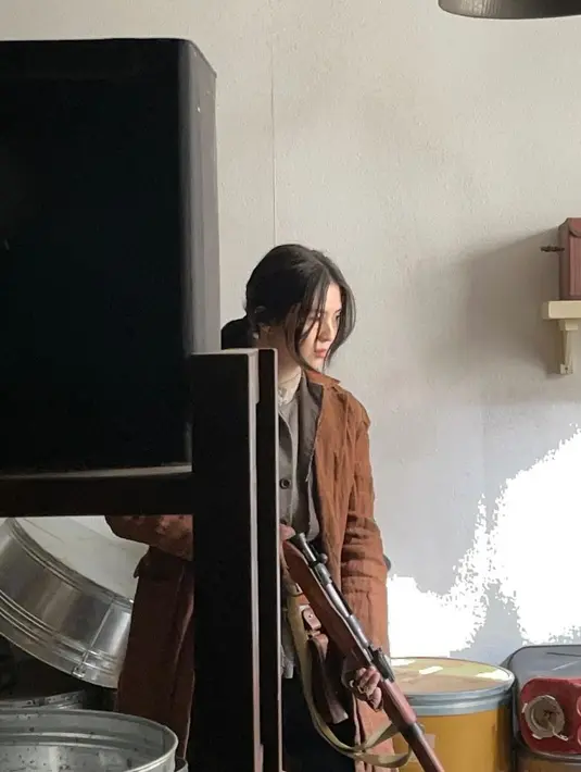 <p>Di serial ini Han So hee tampil memukau dengan karakternya sebagai Yoon Chae Ok. [Foto: Instagram/xeesoxee]</p>