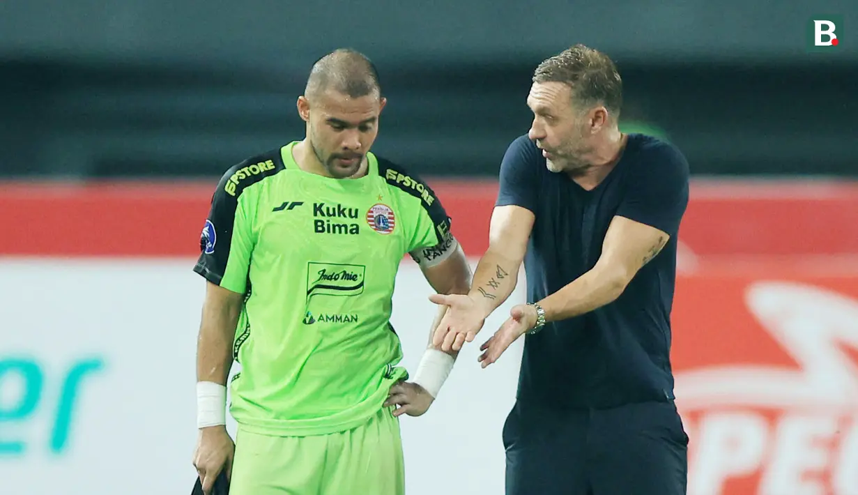 Mantan pelatih Borussia Dortmund itu menghampiri Andritany yang sedang berjalan keluar lapangan. Thomas Doll tampak menggebu-gebu saat berbincang dengan sang kapten. (Bola.com/M Iqbal Ichsan)