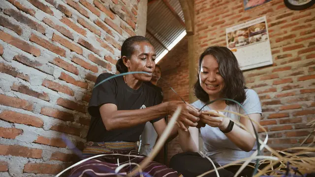 [Fimela] Belajar menganyam