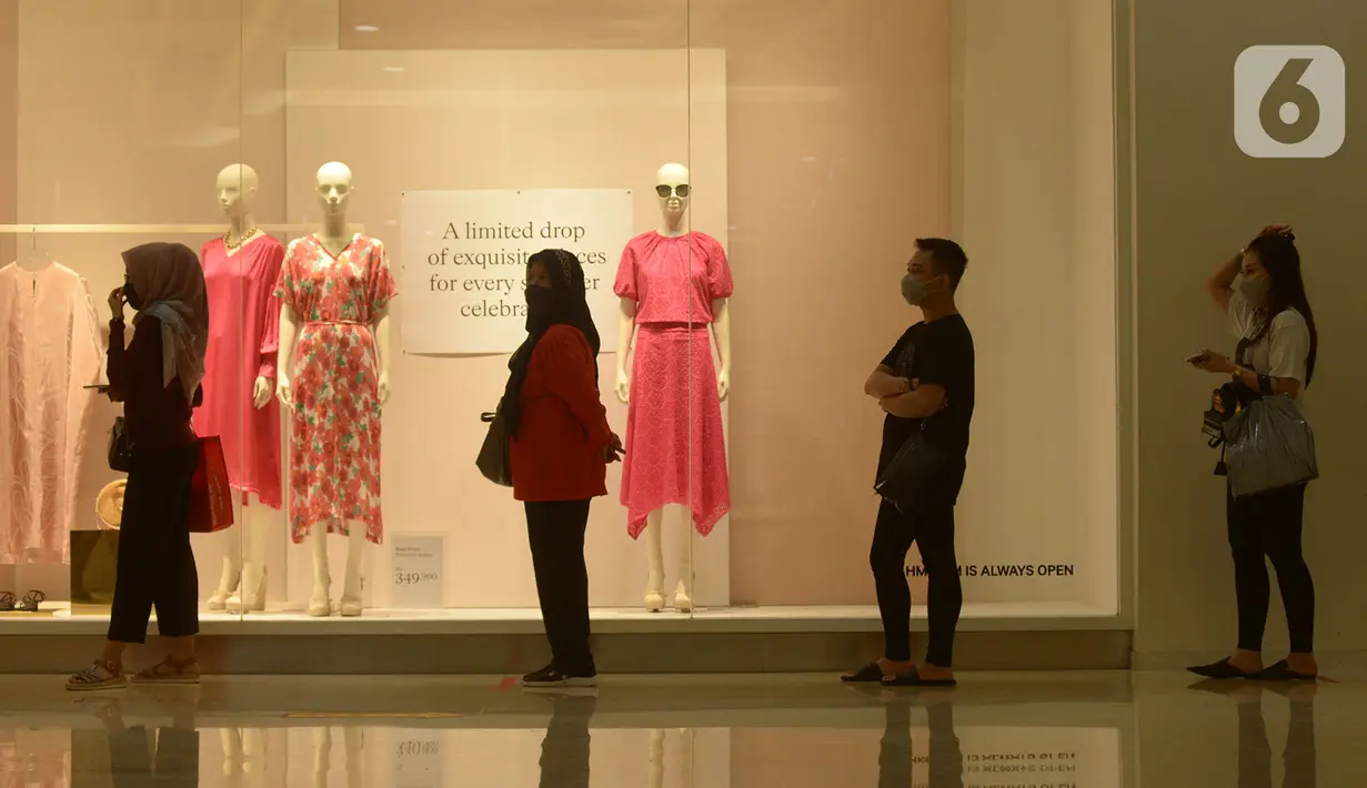 Pengunjung menjaga jarak aman saat berada di Mal Kota Kasablanka, Jakarta, Selasa (16/6/2020). Mal Kota Kasablanka menerapkan protokol kesehatan COVID-19 sesuai arahan pemerintah agar sektor ekonomi tidak makin terpuruk. (merdeka.com/Imam Buhori)