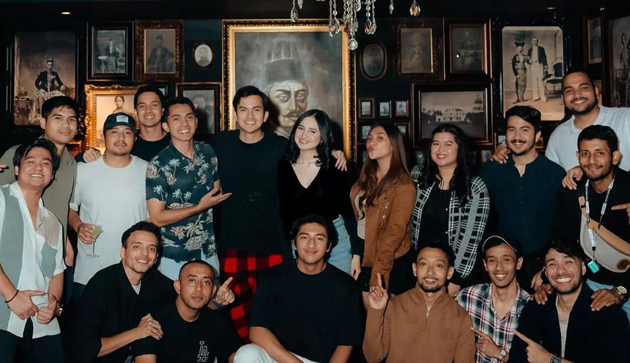 Begini momen kebersamaan Rizky Nazar bersama kekasih dan sahabatnya di hari ulang tahun. Setiap tahunnya, aktor kelahiran 1996 ini memang selalu mendapatkan kejutan dari keluarga, pacar dan sahabat. Tak diketahui di mana lokasi Rizky Nazar dapat kejutan ultah, namun foto-foto pahlawan sebagai background membuat lokasi ulang tahun Rizky Nazar ini estetik. (Liputan6.com/IG/adysky99)