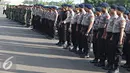 Petugas mengikuti apel gabungan di Monas, Jakarta, Kamis (31/12). Sebanyak 1300 personel gabungan yang terdiri dari polisi, TNI, Pol PP, dan Pramuka dikerahkan untuk mengamankan perayaan malam tahun baru. (Liputan6.com/Immanuel Antonius)