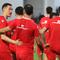 Pemain Timnas Indonesia, Jay Idzes (kiri) berbincang dengan Jordy Amat saat melakoni latihan resmi menjelang laga FIFA Series 2026 melawan St Kitts and Nevis di Stadion Madya, Senayan, Jakarta, Kamis (26/03/2026). (Bola.com/M Iqbal Ichsan)