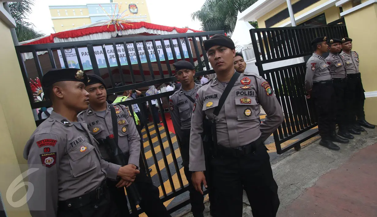 Petugas kepolisian berjaga di depan Kantor KPUD DKI Jakarta, Rabu (21/9). 364 personel gabungan dari Polda Metro dan Polres Jakpus disiagakan untuk mengamankan pendaftaran calon gubernur dan wakil gubernur Pilgub DKI 2017. (Liputan6.com/Immanuel Antonius)