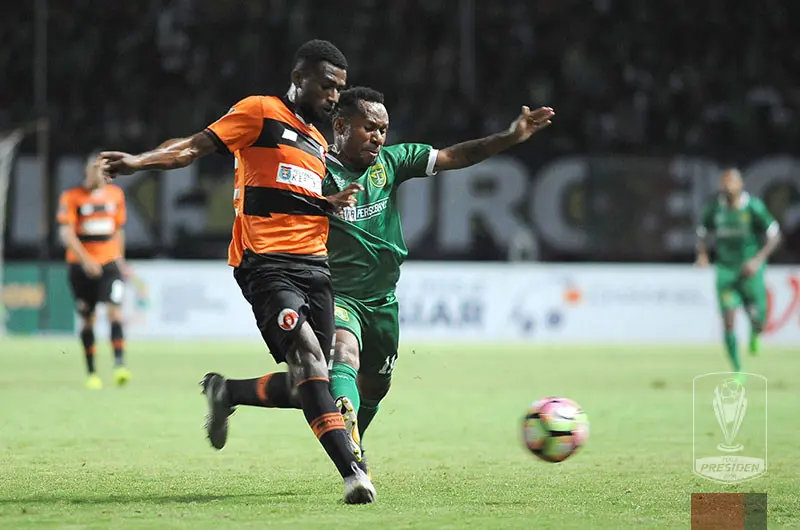 Pemain Persebaya Ferinando Pehabol (kanan) mendapat kawalan ketat dari pemain Perseru. (Liga Indonesia ID) 