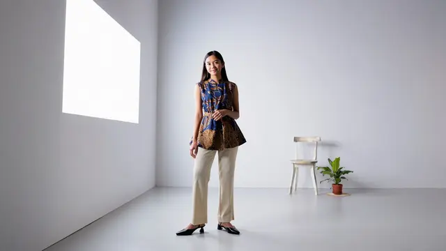 Model Atasan Batik Wanita Kombinasi Kain Polos/ Ilustrasi AI