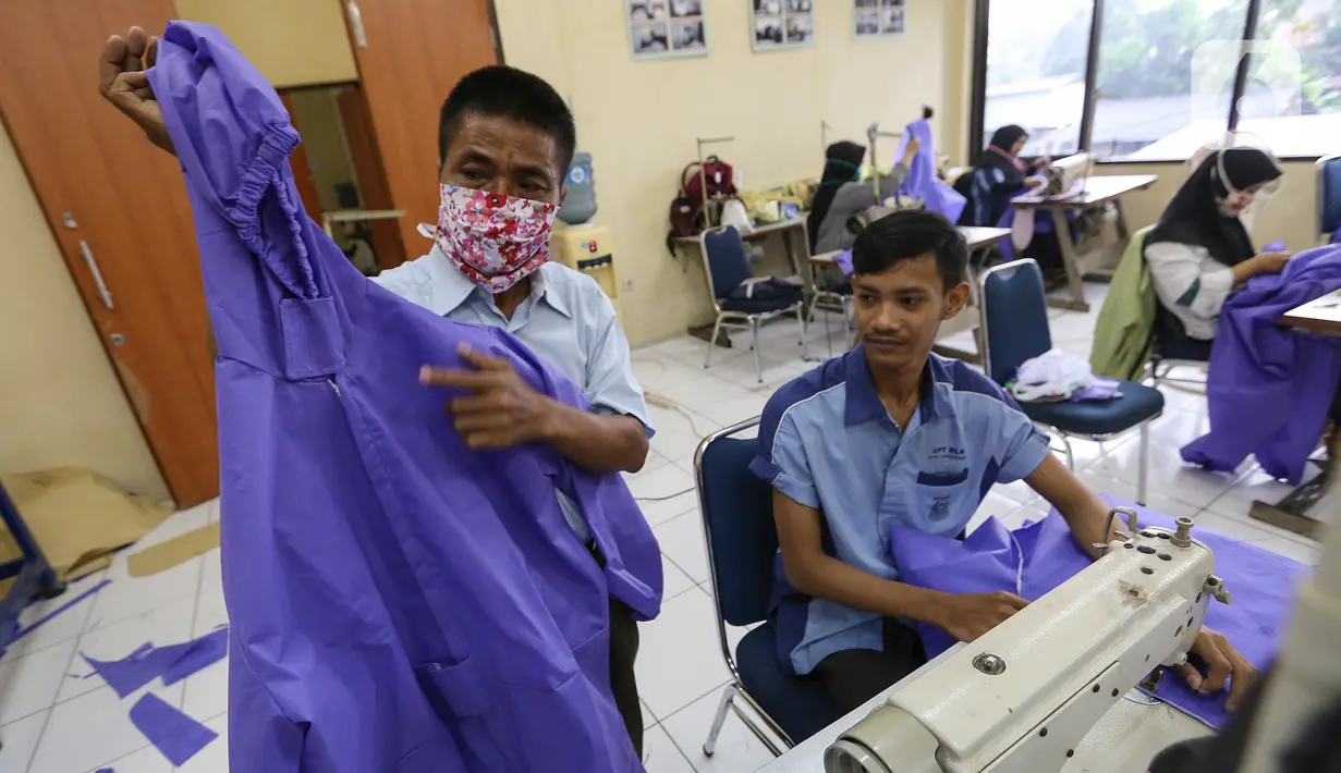 Peserta pelatihan memproduksi alat pelindung diri (APD) berupa pakaian dekontaminasi atau baju hazmat di Balai Latihan Kerja (BLK), Cibodas, Kota Tangerang, Rabu (15/4/2020). Baju berbahan Polypropylene Spundbound didistribusikan ke Dinkes untuk tenaga medis covid-19. (Liputan6.com/Fery Pradolo)